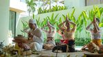 Potret Luna Maya Pakai Kebaya saat Melaspas Rumah Baru di Bali