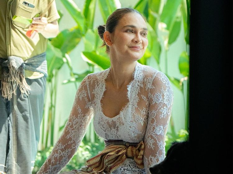 Potret Luna Maya Pakai Kebaya saat Melaspas Rumah Baru di Bali