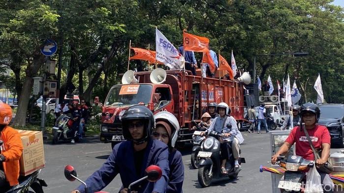 Massa buruh mulai bergerak dari titik kumpul di Jalan Ahmad Yani Surabaya ke pusat aksi di Kantor Gubernur Jatim Jalan Pahlawan.