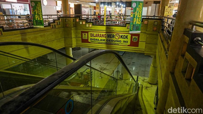 Blok M, Jakarta Selatan, masih ramai oleh lalu-lalang warga pada Kamis (1/10/2026). Dari area transit, pusat kuliner hingga sudut-sudut kawasan yang menjadi tempat nongkrong, aktivitas tetap terasa hidup meski kawasan ini bersiap memasuki babak baru.