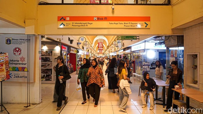 Blok M, Jakarta Selatan, masih ramai oleh lalu-lalang warga pada Kamis (1/10/2026). Dari area transit, pusat kuliner hingga sudut-sudut kawasan yang menjadi tempat nongkrong, aktivitas tetap terasa hidup meski kawasan ini bersiap memasuki babak baru.