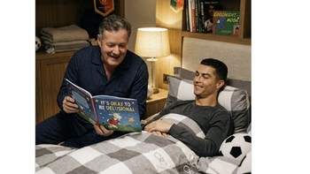 Piers Morgan ikut terseret dalam meme Cristiano Ronaldo. Warganet membuat gambar AI yang memperlihatkan Morgan membacakan buku berjudul Its Okay to Be Delusional kepada Ronaldo. Foto: X.com