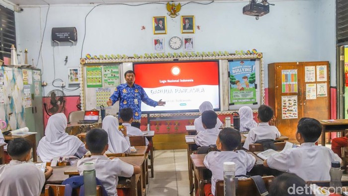 Murid SDN Cilincing 03 belajar mengenal nilai-nilai Pancasila di Jakarta Utara, Kamis (1/10/2026). Pembelajaran digelar bertepatan dengan Hari Kesaktian Pancasila.