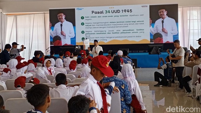 Mensos Gus Ipul saat meninjau dan berdialog di Sekolah Rakyat Sumedang.