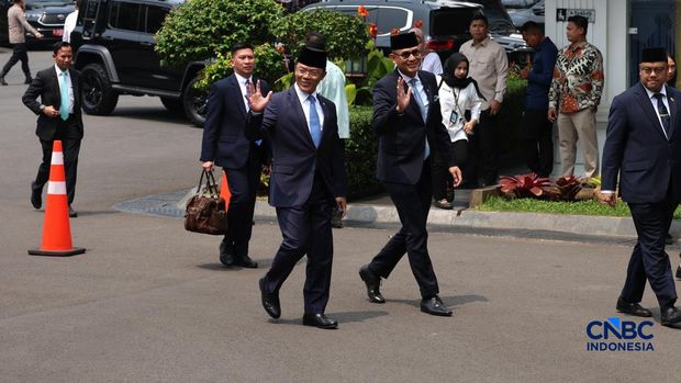 Menteri Luar Negeri Sugiono dan Wakil Menteri Luar Negeri Arrmanatha Nasir tiba di Istana Negara, Jakarta, Kamis (1/10/2026). Menteri Luar Negeri Sugiono dan Wakil Menteri Luar Negeri Arrmanatha Nasir tiba di Istana Negara, Jakarta, Kamis (1/10/2026). (CNBC Indonesia/Muhammad Sabki)