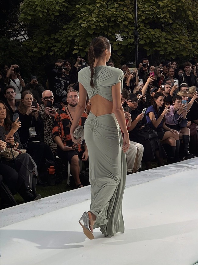 Rambut panjangnya dikepang dan ditata sleek ke belakang. Foto: Instagram/@mirandakerr