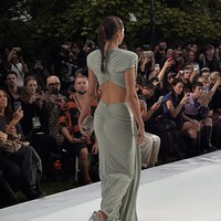 Rambut panjangnya dikepang dan ditata sleek ke belakang. Foto: Instagram/@mirandakerr