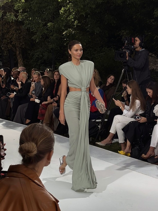 Detail cut out memperlihatkan perutnya yang tampak rata dan atletis. Foto: Instagram/@mirandakerr