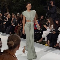 Detail cut out memperlihatkan perutnya yang tampak rata dan atletis. Foto: Instagram/@mirandakerr