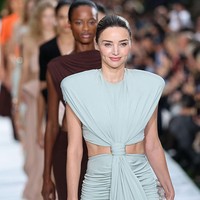 Potret Miranda Kerr Perdana Jalan di Runway Setelah 10 Tahun Vakum