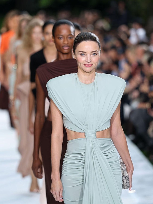 Potret Miranda Kerr Perdana Jalan di Runway Setelah 10 Tahun Vakum