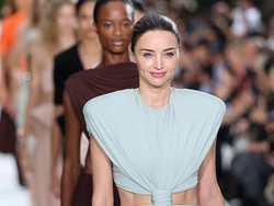 Potret Miranda Kerr Perdana Jalan di Runway Setelah 10 Tahun Vakum