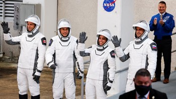 Setibanya di ISS, keempat awak akan bergabung dengan kru ekspedisi yang bertugas di laboratorium orbital tersebut. Mereka akan menjalankan berbagai kegiatan penelitian, demonstrasi teknologi, serta pemeliharaan fasilitas selama berada di luar angkasa. REUTERS/Joe Skipper