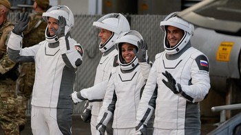Jessica Watkins yang bertugas sebagai komandan misi akan memimpin perjalanan bersama Luke Delaney sebagai pilot. Sementara itu, Joshua Kutryk dan Sergey Teteryatnikov bergabung sebagai spesialis misi dalam tim internasional tersebut. REUTERS/Philip Scott Andrews