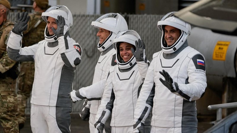 Empat awak misi Crew-13 NASA bersiap menjalankan perjalanan menuju Stasiun Luar Angkasa Internasional (ISS) dari Kennedy Space Center di Cape Canaveral, Florida, Amerika Serikat, Kamis (1/10/2026). Misi ini menjadi bagian dari program penerbangan berawak NASA untuk mendukung penelitian dan aktivitas ilmiah di luar angkasa. REUTERS