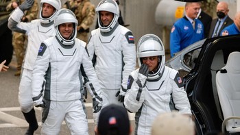 Crew-13 dijadwalkan meluncur menggunakan roket Falcon 9 milik SpaceX dengan wahana antariksa Dragon bernama Grace. Peluncuran direncanakan berlangsung dari Kompleks Peluncuran 40 di Cape Canaveral Space Force Station, Florida, pada Kamis waktu setempat. REUTERS/Philip Scott Andrews