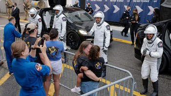 Suasana emosional terlihat saat Luke Delaney bereaksi terhadap anggota keluarganya yang hadir untuk melepas keberangkatannya. Momen tersebut menjadi bagian dari perjalanan para astronaut sebelum menjalani misi panjang di lingkungan luar angkasa. REUTERS/Philip Scott Andrews