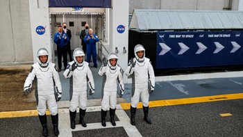 Keempat awak tersebut terdiri dari astronaut NASA Jessica Watkins dan Luke Delaney, astronaut Badan Antariksa Kanada Joshua Kutryk, serta kosmonot Rusia Sergey Teteryatnikov. Mereka terlihat memberikan isyarat kepada keluarga dan orang-orang yang mengantar sebelum menuju landasan peluncuran. REUTERS/Joe Skipper