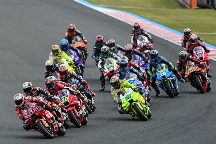 Riders take the first turn during the MotoGP class race of the MotoGP Japanese Grand Prix at the Mobility Resort Motegi in Motegi, Tochigi prefecture on September 28, 2025. (Photo by Toshifumi KITAMURA / AFP)