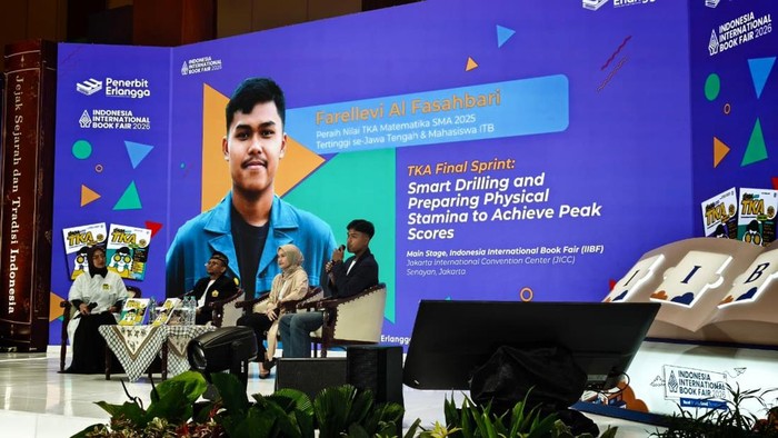 Muhammad Farellevi Al Fasahbari [kanan] dalam Talk Show TKA Final Sprint: Smart Drilling and Preparing Physical Stamina to Achieve Peak Scores pada Indonesia International Book Fair (IIBF) 2026 di Assembly Hall, Jakarta Convention Center, Senayan, Jakarta, Kamis (1/10/2026).