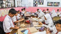 Sejumlah murid membuat hasil karya kerajinan dari barang bekas di SDN 03 Cilincing, Jakarta Utara, Kamis (1/10/2026). Kegiatan tersebut menjadi bagian dari pembelajaran kreatif di sekolah.