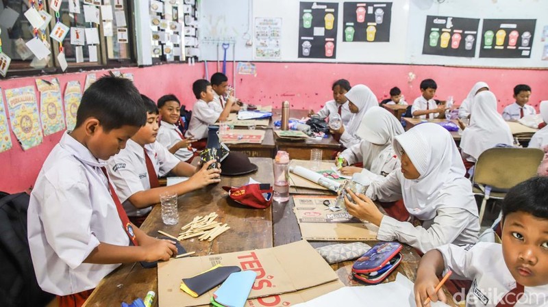Sejumlah murid membuat hasil karya kerajinan di SDN 03 Cilincing, Jakarta Utara, Kamis (1/10/2026).