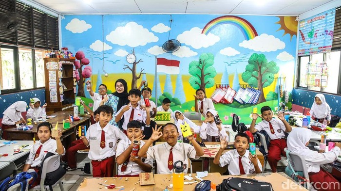Sejumlah murid membuat hasil karya kerajinan di SDN 03 Cilincing, Jakarta Utara, Kamis (1/10/2026).