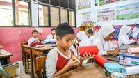 Para murid memanfaatkan berbagai barang bekas yang sudah tidak terpakai untuk diolah menjadi karya yang memiliki nilai guna dan estetika.