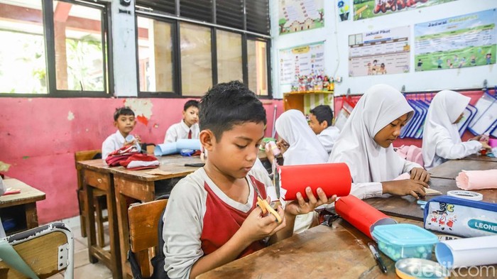 Sejumlah murid membuat hasil karya kerajinan di SDN 03 Cilincing, Jakarta Utara, Kamis (1/10/2026).