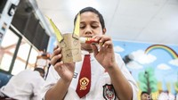 Sejumlah siswa mengerjakan kerajinan menggunakan bahan sederhana. Mereka diajak menuangkan ide dan kreativitas melalui berbagai bentuk karya.