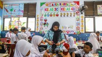 Barang bekas diolah melalui sejumlah tahapan, mulai dari pemotongan dan penyusunan hingga pemberian warna serta hiasan untuk menghasilkan karya kreatif.