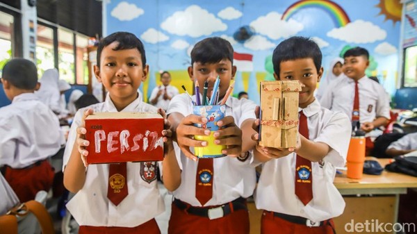 Murid SDN 03 Cilincing Ubah Barang Bekas Jadi Karya Kreatif