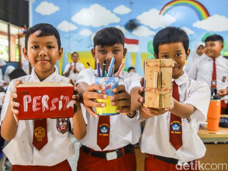 Murid SDN 03 Cilincing Ubah Barang Bekas Jadi Karya Kreatif