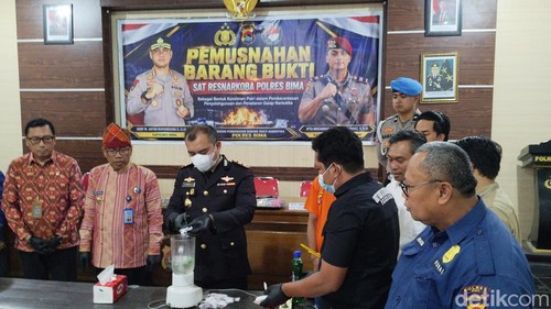 Foto : Pemusnahan sabu dengan cara diblender di aula Polres Bima, Rabu (1/10/2026). (Dok. Rafiin/detikBali)