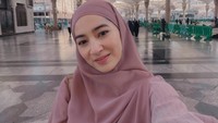 Pertama-tama Niken Anjani tiba di Madinah. Ia berswafoto di bawah rindangnya payung-payung raksasa Masjid Nabawi. Pesona cantiknya begitu terpancar memakai busana muslimah lengkap dengan hijab. (Foto: dok Instagram nikenanjanii)