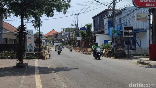 Pantauan detikBali di Jalan Gunung Athena-Jalan Kunti II atau perbatasan Desa Padangsambian Kelod, Denpasar Barat dan Seminyak, Kuta, Badung pada Kamis (1/10/2026).