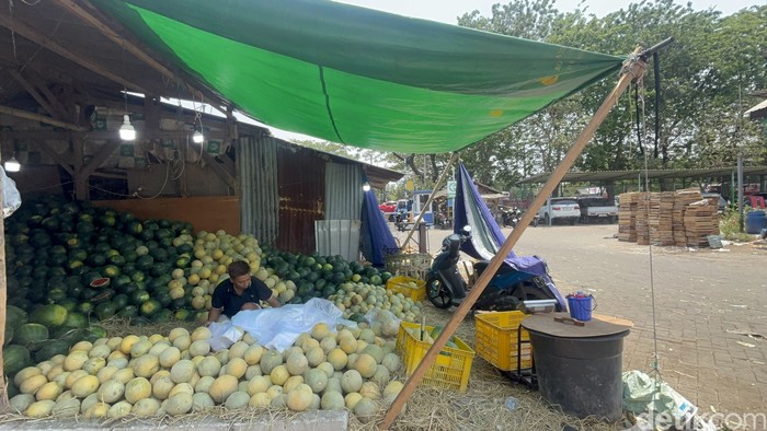 Aktivitas jual beli di Pasar Jagir Wonokromo, Surabaya, terlihat sepi saat akses jalan terdampak aksi demo sopir truk, Kamis (1/10/2026).