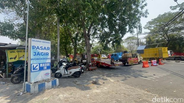 Aktivitas jual beli di Pasar Jagir Wonokromo, Surabaya, terlihat sepi saat akses jalan terdampak aksi demo sopir truk, Kamis (1/10/2026).