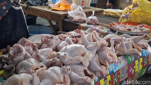 Pedagang ayam di Pasar Kebon Roek, Ampenan, beberapa waktu lalu.