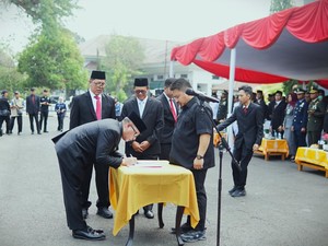 Bupati Reynaldy Lantik Rona Mairansyah Jadi Sekda Baru Subang