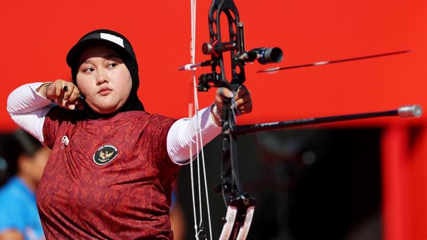 Pemain Indonesia Nurisa Dian Ashrifah beraksi saat menghadapi pemain India Chikitha Taniparthi pada perempat final nomor individu compound putri panahan Asian Games Aichi-Nagoya 2026, di Okazaki Central Park Multipurpose Square, Okazaki, Jepang, (1/10/2026). (REUTERS/Anushree Fadnavis)