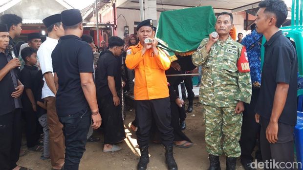 Pemakaman korban KM Virgo Jenazah Danang Heriyanto (41), diberangkatkan ke pemakaman Gendingan, Dukuh Yagan, Desa Candi, Kecamatan Ampel, Kabupaten Boyolali, Kamis (1/10/2026).