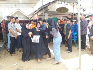 Isak Tangis Iringi Pemakaman Danang Korban KM Virgo Asal Boyolali