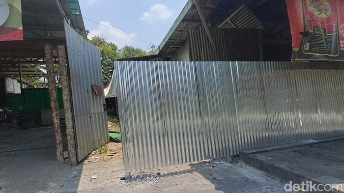 Proses pemasangan pagar seng di lahan sengketa milik PT KAI di Ledoksari, Rejosari, Jebres, Solo, Kamis (1/10/2026).
