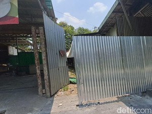 PT KAI Pasang Seng di Ledoksari Solo Saat Sidang Perdana Sengketa Lahan