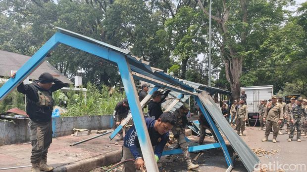 Pembongkaran lapak PKL di trotoar Jl Hasanuddin, Kota Bandung Pembongkaran lapak PKL di trotoar Jl Hasanuddin, Kota Bandung