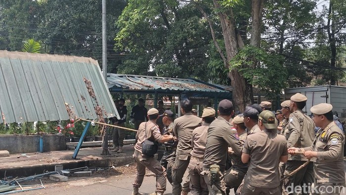 Pembongkaran lapak PKL di trotoar Jl Hasanuddin, Kota Bandung