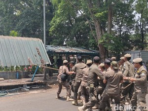 Satpol PP Bongkar Kios PKL di Jalan Hasanudin Bandung