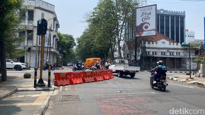 Penampakan Traffic Light Naripan-Tamblong Bandung yang tidak berfungsi, perangkat diduga dicuri