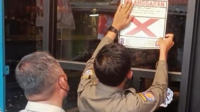 Penyegelan toko miras di Surabaya